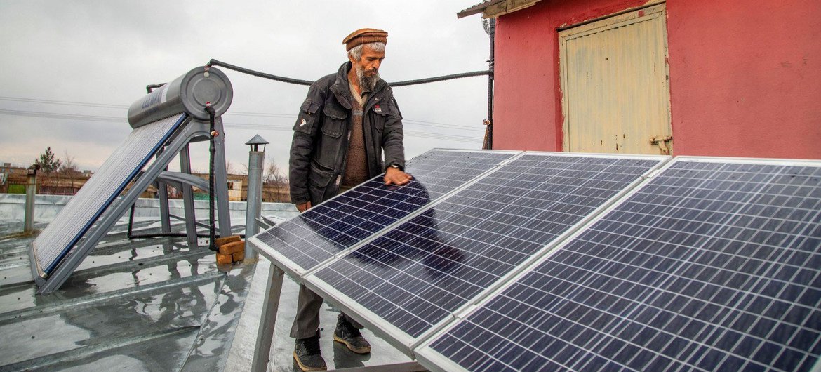 یک مرکز صحی در افغانستان از انرژی های تجدیدپذیر استفاده می کند و وابستگی به سوخت های فسیلی را کاهش می دهد که به تغییرات آب و هوایی کمک می کند.