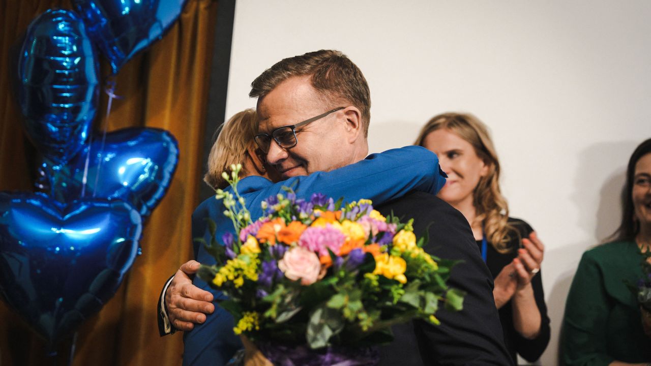 رئیس ائتلاف ملی، پتری اورپو، پس از انتخابات پارلمانی فنلاند، در 2 آوریل 2023، در هلسینکی با حامیان خود جشن می گیرد.